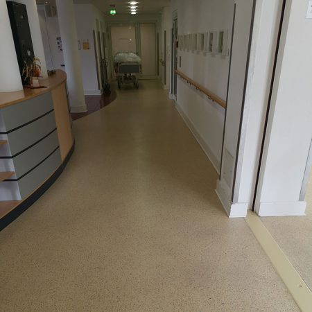 Bodenbelagsarbeiten Designplanken im Krankenhaus Bad Malente Raumausstatter 03